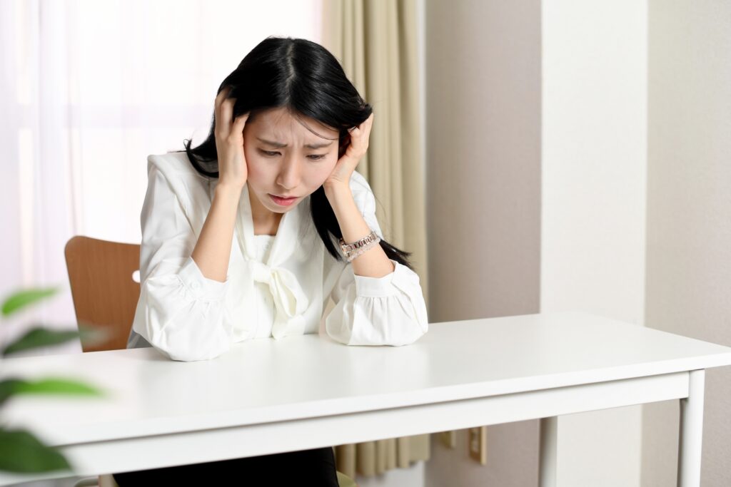 緊張している女性