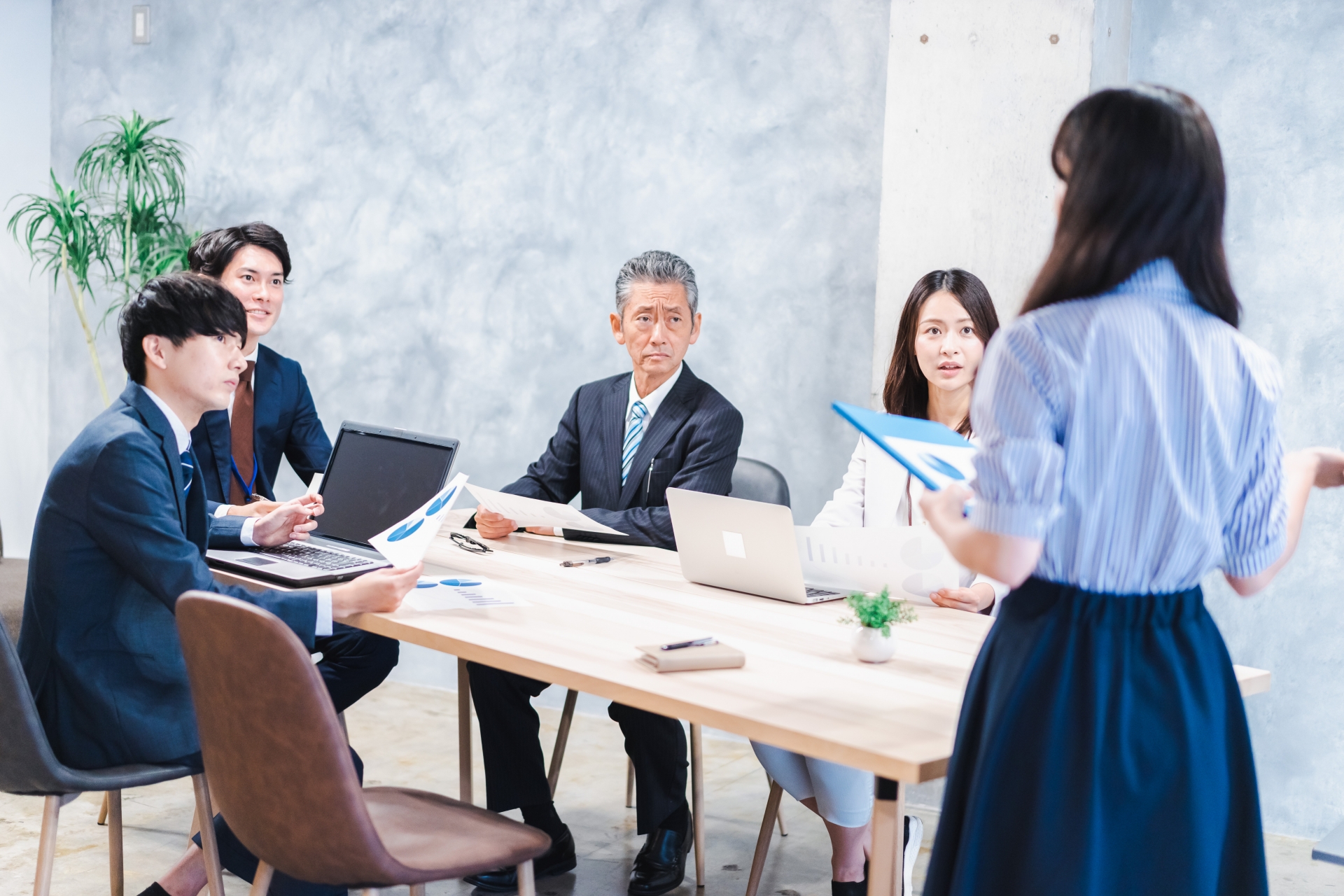 人前で話す女性